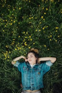 Ragazza che dorme in un campo di fiori
